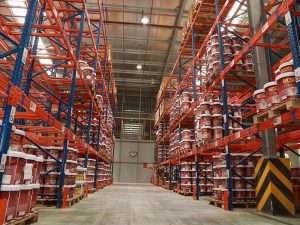 Kho chung là gì? Bảng giá dịch vụ kho chung cập nhật 6 Kho rộng rãi cho phép doanh nghiệp dự trữ hàng hóa dự phòng, giúp họ đối phó với biến động thị trường và đảm bảo khả năng cung ứng hàng hóa liên tục.